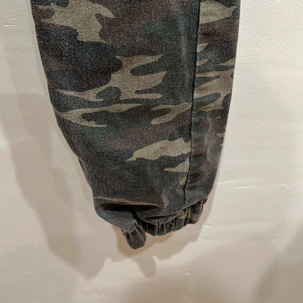 Women’s VIP Camouflage Faded Jogger Pants Size 15/16 Green Fits Like Large - Picture 2 of 4